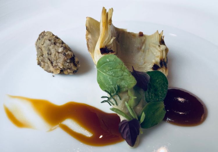 Carciofo, caramello alla birra, fondo vegetale
