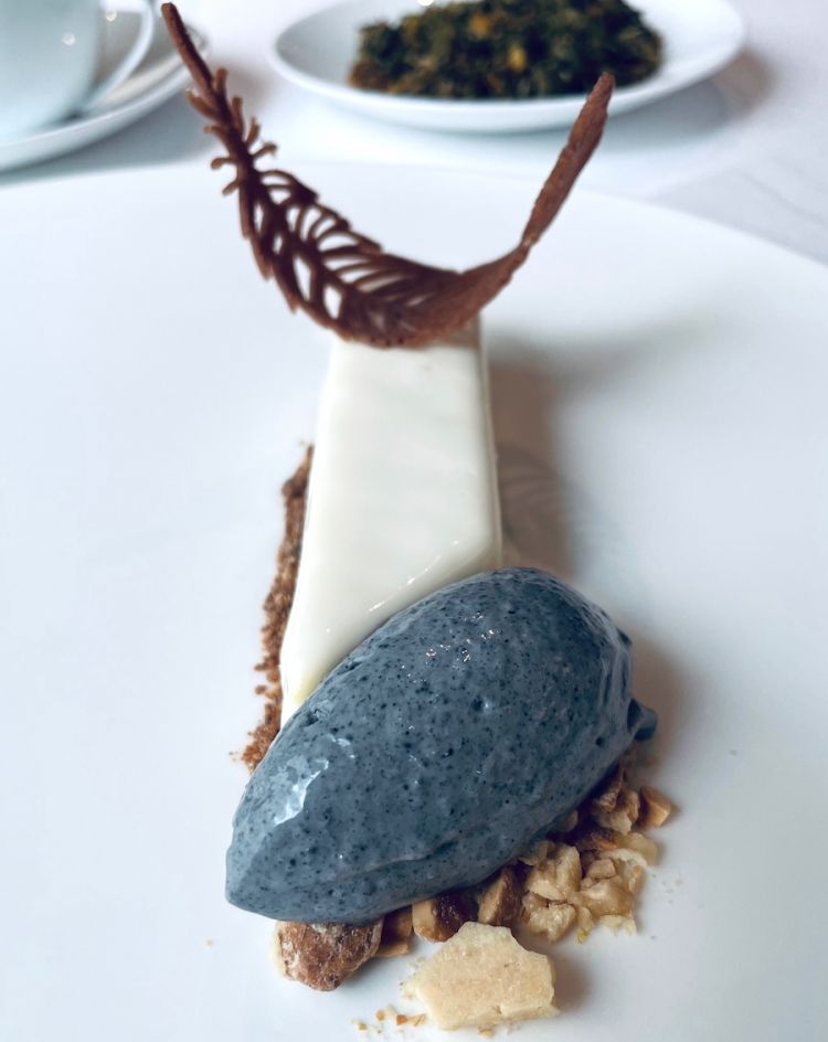Latte in piedi ripensato a fondo, con un gelato al sesamo nero
