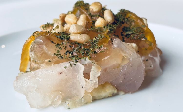 Luccioperca, cipolla, polenta, alloro