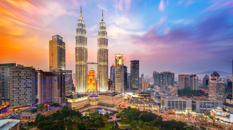 Veduta di Kuala Lumpur, capitale della Malaysia. Svettano le famose Torri Petronas, alte 451 metri
