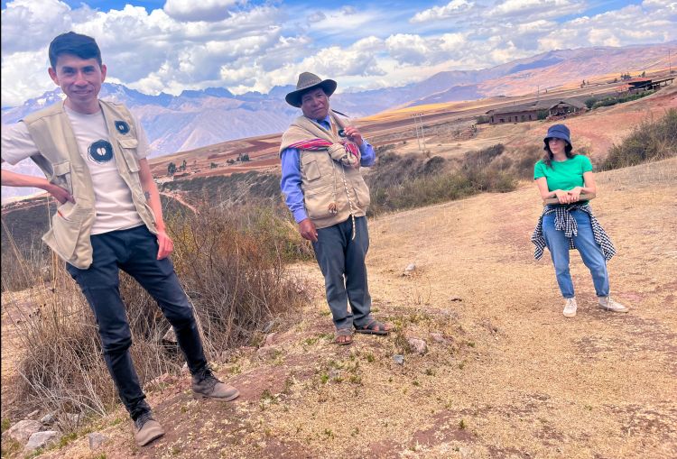 Malena on the heights of Moray with collaborators Manuel Contreras and Efra, at the Andean headquarters of Mater Iniciativa and Mil Centro