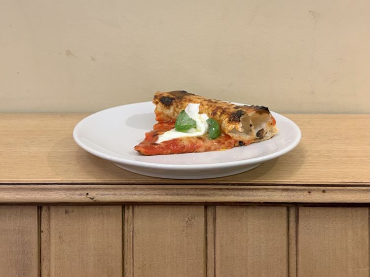 Malena: impasto napoletano contemporaneo, salsa di pomodoro pelato siccagno, mozzarella di bufala, parmigiano, basilico, olio evo Terraliva