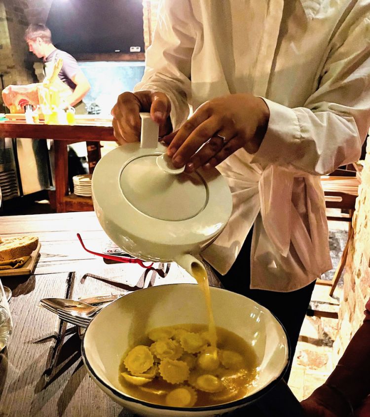 I bottoni di ricotta con brodo di cappone pensati, preparati e serviti da Federica Brandimarte all'Osteria dei Maltagliati
