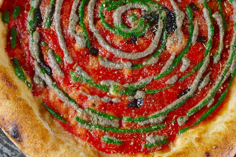 Mamma-rinara, con pomodoro varietà san marzano, aglio lattofermentato, emulsione di basilico, pesto di olive riviera e semi, crema di aglio nero fermentato, polvere di origano e rosmarino
