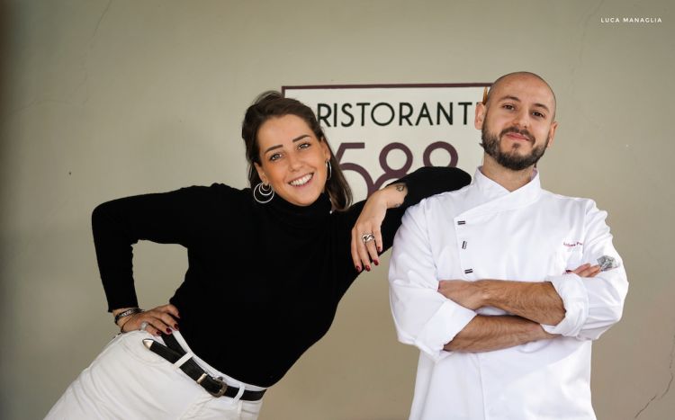 Lo chef assieme a Giulia Franco, che dirige relais e ristorante
