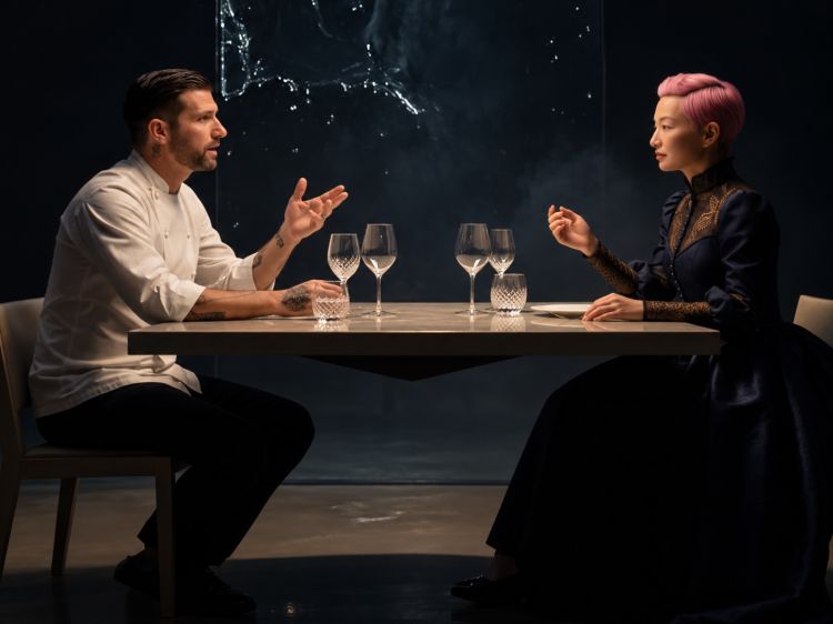 Christian Mandura al tavolo con Rose, che non esi