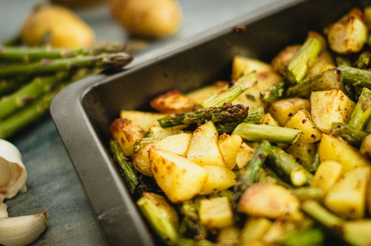 Teglia di&nbsp;patate e asparagi. Foto di Locrifa, Pexels
