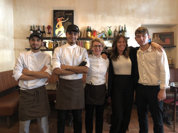 La squadra di pizzeria e sala al Mani in Pasta di Via Procida 1
