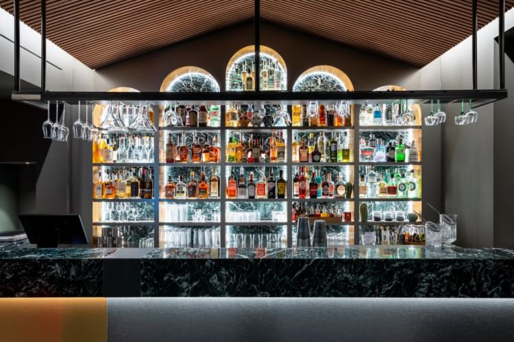 Il bancone del nuovo Cocktail bar
(foto Maurizio Camagna)