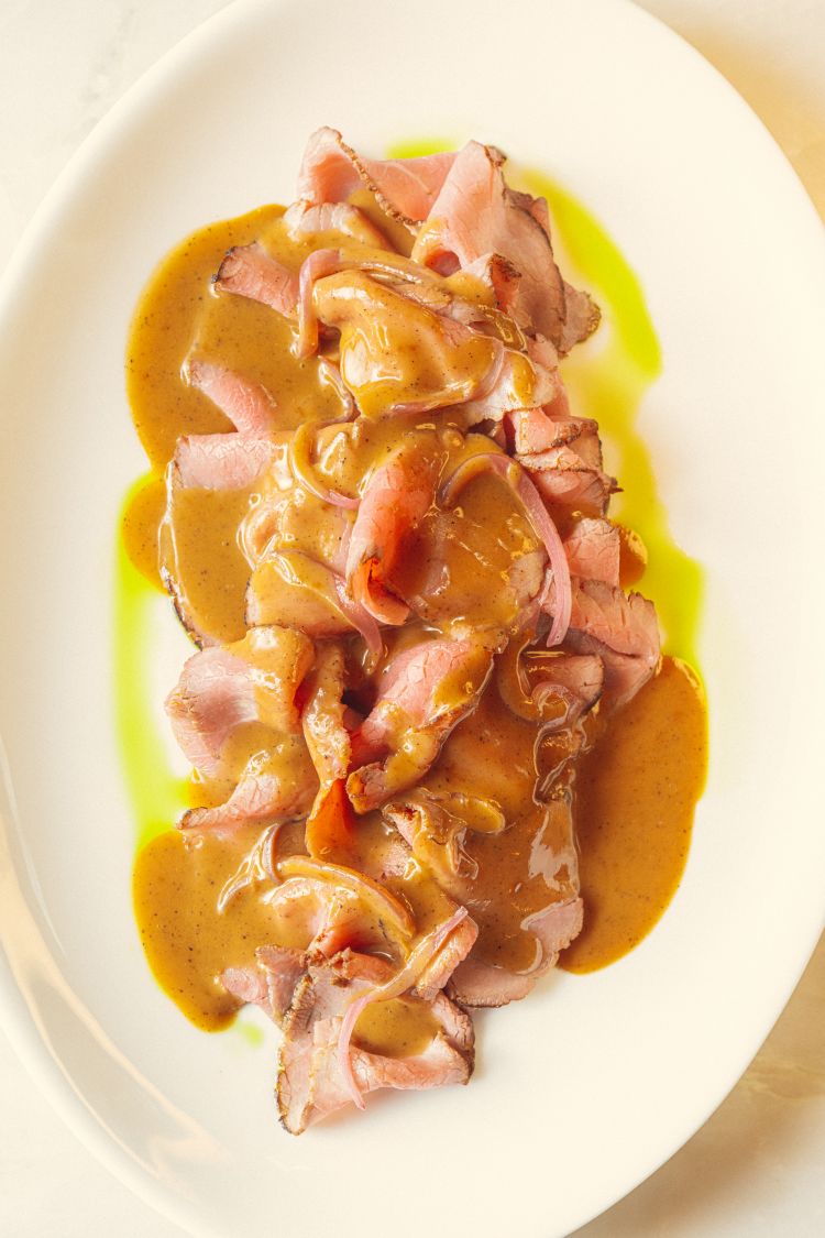 Manzo toscano speziato, con salsa al pepe e fondo di cottura
