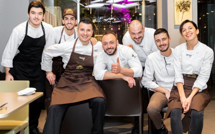 Foto di gruppo con la squadra di cucina di via Romagnosi
