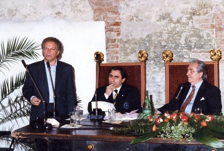 Toni Sarcina, in piedi, con Gualtiero Marchesi a u