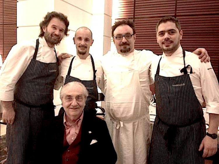 Metti una sera a cena con il Maestro. E' quanto accadde durante Identità Golose a Milano, febbraio 2013, quando Carlo Cracco, a sinistra nella foto, invitò altri due allievi di Gualtiero Marchesi, Enrico Crippa e Paolo Lopriore. A destra Matteo Baronetto che di lì pochi mesi avrebbe lasciato il ristorante di Cracco per diventare chef al Cambio di Torino
