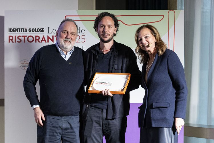 Marco Ambrosino premiato come "Miglior chef" dalla Guida di Identità Golose ai Ristoranti d'autore 2025, qui è tra Paolo Marchi e Cinzia Benzi. Foto Brambilla-Serrani