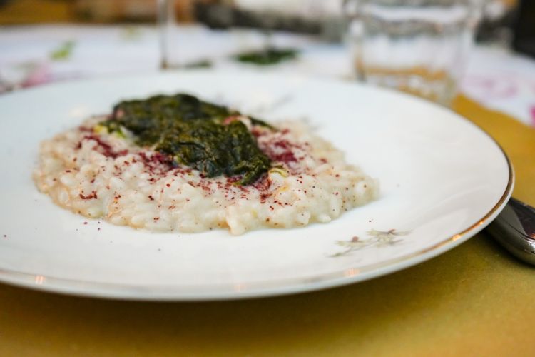 Risotto con agrumi, aglio orsino e sommacco, di Marco Ambrosino
