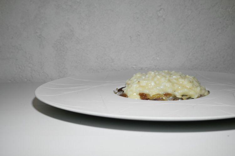 La sarda in saor diventa un risotto: base di sarde (una sotto sale, una leggermente affumicata, una marinata in acqua di mare), pinoli tostati, cipolla in carpione, uva passa. Sopra, il riso mantecato con beurre blanc. Bella idea, e buona
