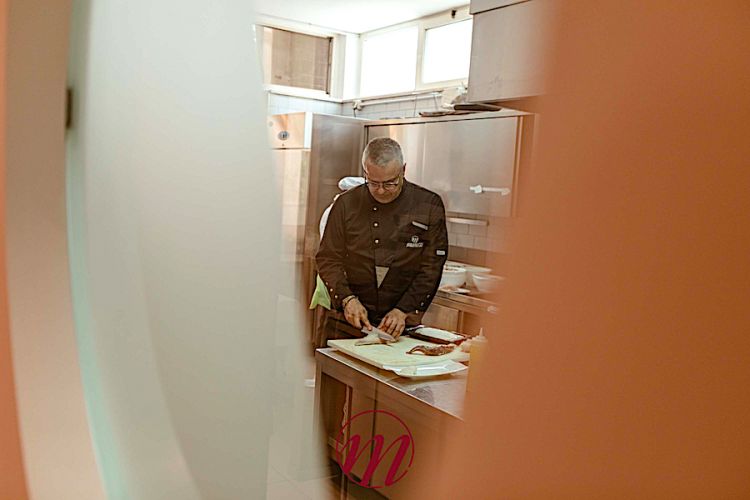 Marco Manetta al lavoro nella sua cucina in uno scatto pubblicato nella pagina facebook del suo ristorante a Roseto degli Abruzzi che porta il suo cognome
