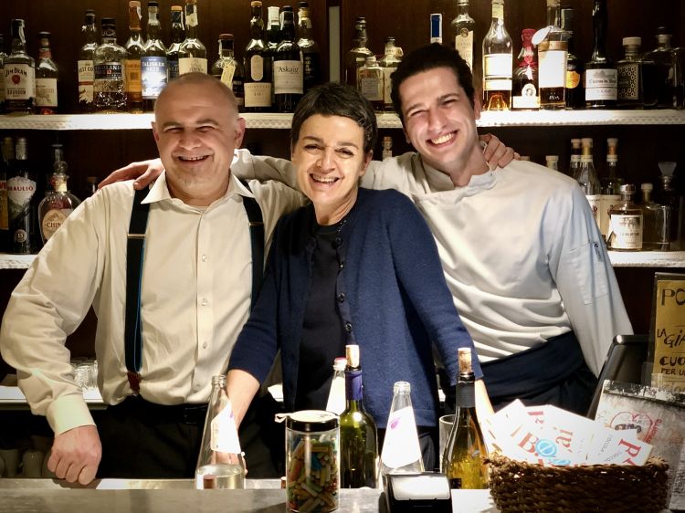 I tre trascinatori di questo luogo di accoglienza (da sinistra): Marco Beltrametti (responsabile di sala), Sabrina Piazza (titolare) e Pietro Carlo Pezzati (chef). Sorrisi contagiosi!