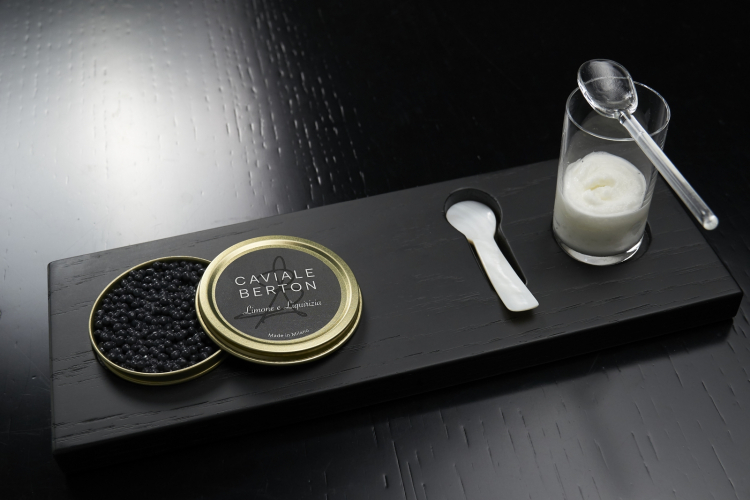 Caviale, liquirizia e limone (foto Marco Scarpa). Il caviale è in realtà carbone vegetale sferificato nel agar agar, nasconde una panna cotta alla liquirizia, poi una grattata di limone
