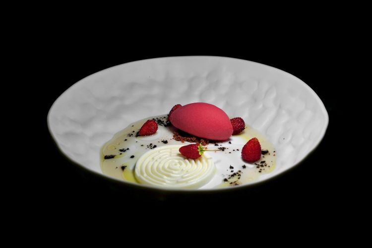 Dopo un pre-dessert (una variazione di gin tonic: Sorbetto al cassis, spuma di Edelschwarz Bio Gin, cetriolo) ecco il dolce: Crema di yogurt del contadino, riduzione di verbena, fragoline di bosco maison, sorbetto di fragola, polvere di olive, olio evo
