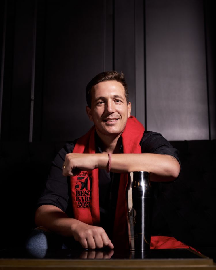 Marcos Di Battista nasce a La Plata, in Argentina da una famiglia di origini italiane. Imprenditore nel settore gastronomico è dal 2018 tra i soci fondatori di Handshake Speakeasy e, presto, del nuovo locale di Amsterdam. Tra le sue attività, oltre a ristoranti e bar, oggi c'è anche la produzione di un vermouth e un bitter (credits foto: @horacio_rdgz e @luxtamx).
