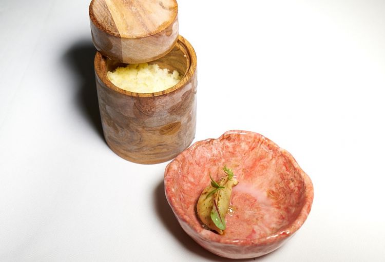 Mare Clausum: raviolo di erbe di costiera e mandorle, brodo di alghe, olio di pino, agresto e baharat, granita di amaro mediterraneo