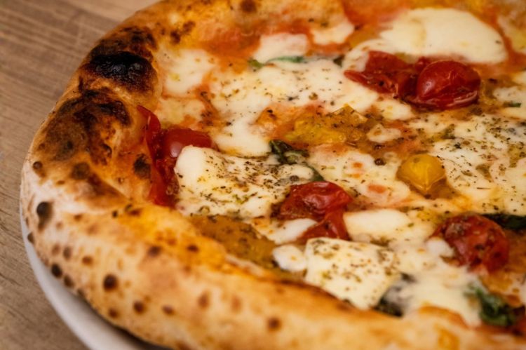 Margherinara: met&agrave; margherita e met&agrave; marinara, san marzano, provola di bufala in fette, pomodorini del Vesuvio e pomodorino giallo semi dry, origano e olio evo
