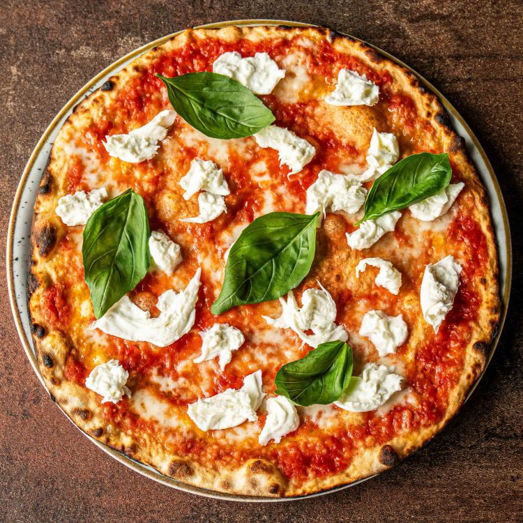 La classica Margherita impreziosita dalla mozzarella di bufala di Sant'Andrea di Terzone