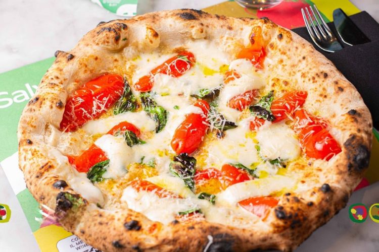 La Margherita Gentile della pizzeria Salvo: bianca con pomodorini di Gragnano in conserva, fior di latte, basilco, EVO