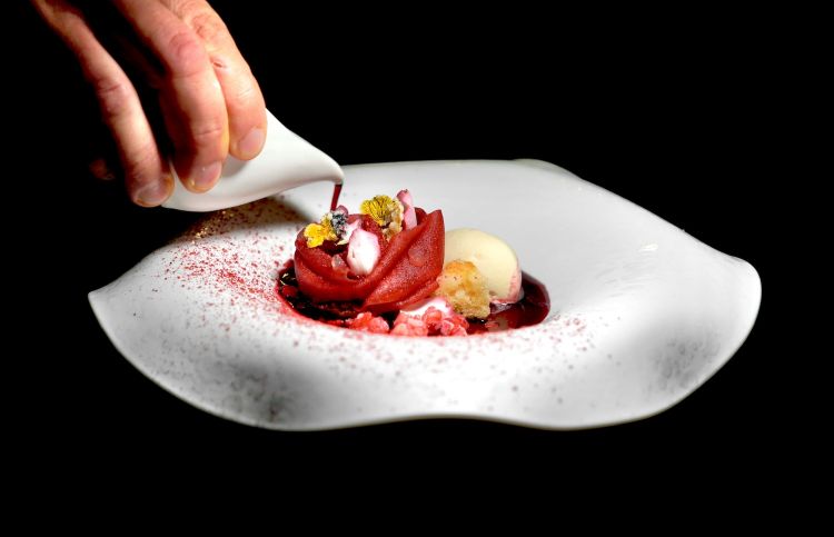 Margheritina di Stresa: rosa di mela marinata in succo di carcadé e liquore di cassis, lampone ghiacciato, gelato alla genziana, che viene da un giardino botanico vicino a Stresa, che è anche terra di tè, ossia di Camellia sinensis
