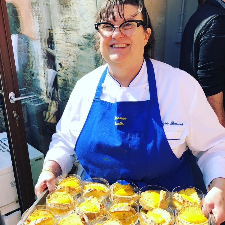 Maria Grazia Soncini è una cuoca autentica che prende le distanze dagli eccessi nel piatto, scegliendo una cucina di "ingrediente"