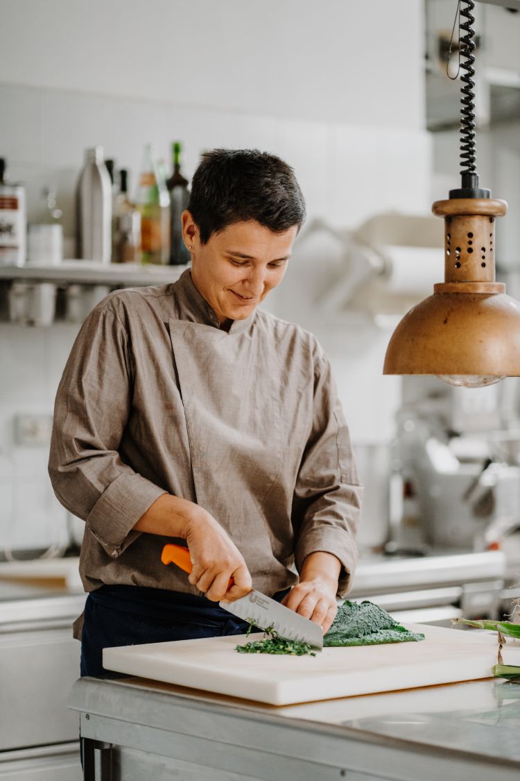 Maria Theresia Lutz, 42 anni, a capo della cucina del ristorante Zum Hirschen, stella verde Michelin, sulle alture di San Genesio