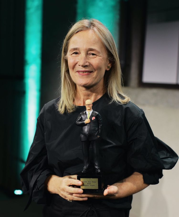 Mariella Cedroni e la statuina raffigurante Bob Noto, al quale è intitolato un premio giunto alla quarta edizione