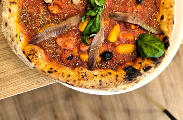 Marinara ai 5 pomodori, con pomodoro san marzano Dop "Casa Marrazzo”, pomodorini datterini, pomodorini ciliegini confit, pomodorini gialli, pomodorini secchi, alici di Cetara, olio all’aglio, origano