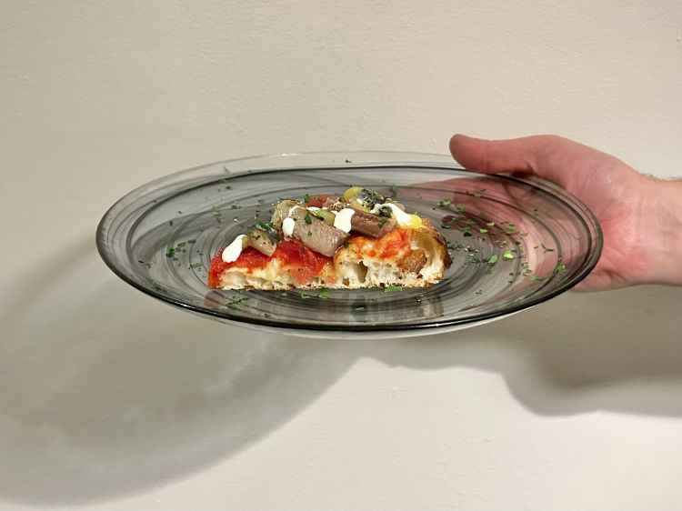 Marinara eclettica: salsa di pomodoro pelato siccagno, sarda affumicata, datterino rosso semisecco, cipolla caramellata, gel di arancia, prezzemolo, crema d'aglio, origano