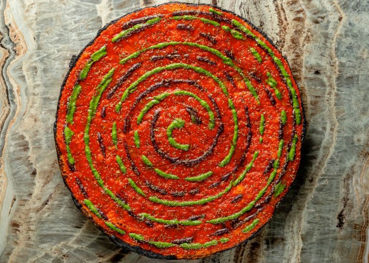 La&nbsp;Marinara in salsa verde di Luca Pezzetta a Fiumicino (e da qualche mese anche a Milano): una delle pizze-simbolo della riscossa della "tonda romana"
