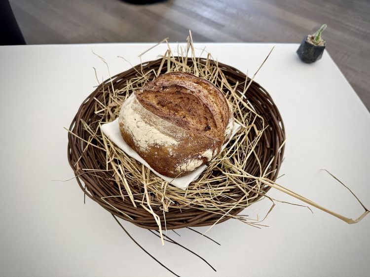 Il pane è realizzato con il licoli (lievito madre liquido), ad alta idratazione, con farine di tipo 2 multicereali e multigrani e semi interi. Completano l'offerta (non in foto) dei grissini con farina di grano arso e grano risciola (del mulino Bencivenga, di Alvignano), l'olio di Cerreto Sannita, ai piedi del monte Matese, di Zamparelli (cultivar Racioppella) 
