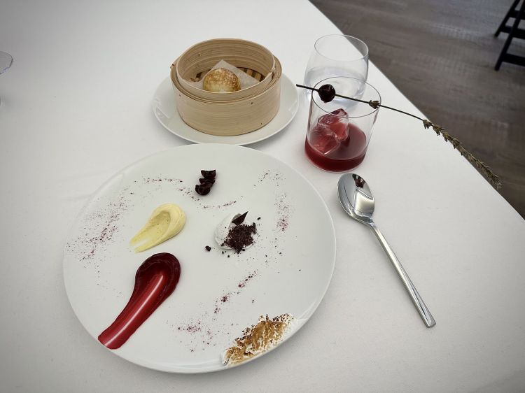 Zuppa Inglese Napoletana: amarene, crema alla vaniglia, alchermes, crema di ricotta, cioccolato di Modica a scaglie, meringa all’italiana. C'è un invito alla scarpetta, da compiere con una brioche cotta al vapore e piastrata. Il divertimento si prolunga con il cocktail analcolico abbinato: Melagrana, frutti rossi, acqua di governo delle amarene
