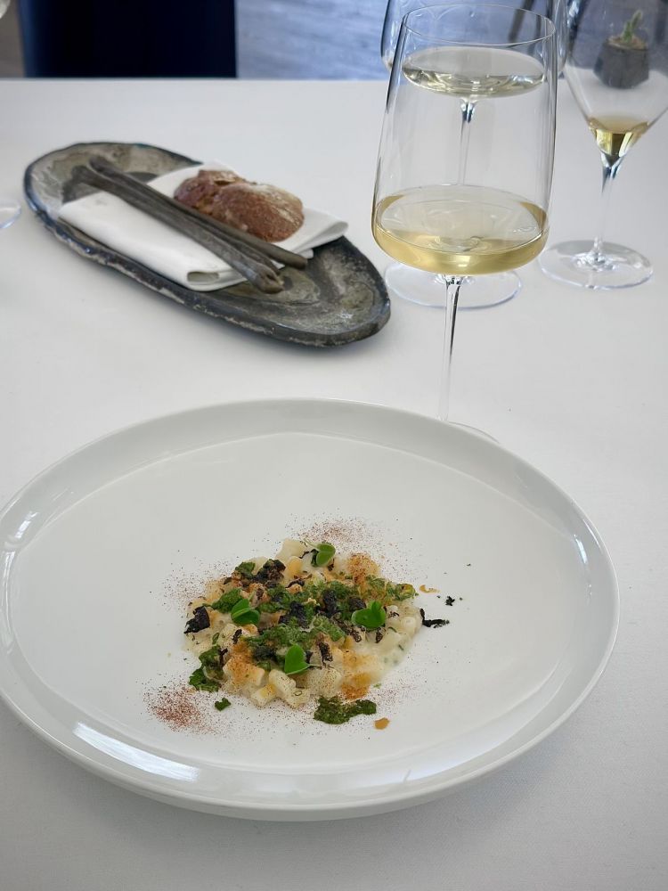 Pasta, patate, uova di mare: è la rivisitazione di un classico campano, dove viene mantenuta anche la provola, arricchita da brodo di sgombro affumicato, uova di gamberi e le loro teste, uova di merluzzo e nero di seppia. Le uova sono congelate e poi grattate sulla pasta calda, a mò di lamelle, creando una mantecatura ulteriore. L'abbinamento con un Kombucha a base Lapsang Souchong funziona benissimo, regalando note acidule e affumicate
