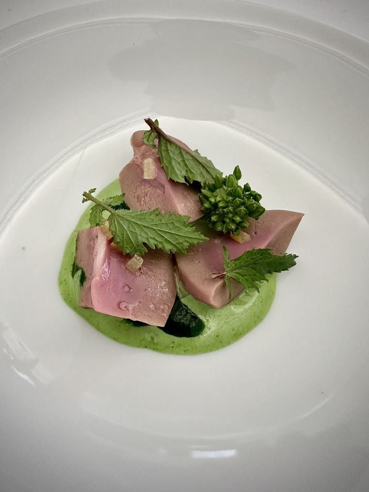 Rognone di agnello con salsa al prezzemolo e foglie di senape selvatica
