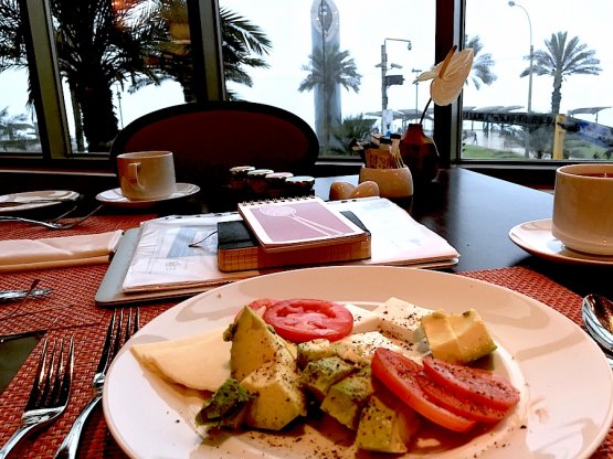 La mia prima orima colazione al JW Marriott di Lima: difficile mangiare avocadi, che i peruviani chiamano palta, più gustosi e cremoni. Poesia
