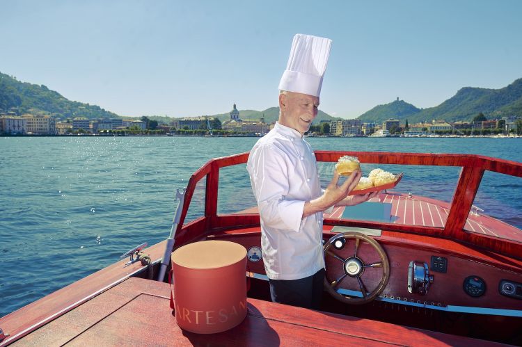 Santoro con una sua creazione sul Lago di Como, in occasione della recente apertura di una Martesana nella città lariana