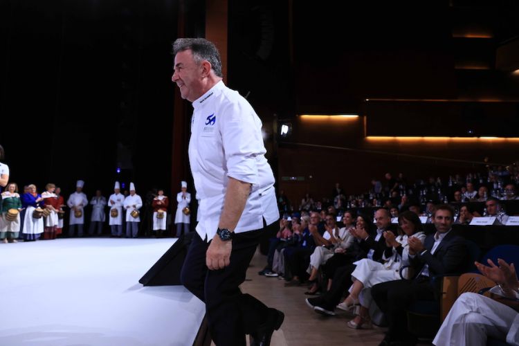 Martin Berasategui sale sul palco dell'auditorium del Kursaal a San Sebastian per ricevere l'omaggio di Gastronomika 2026
