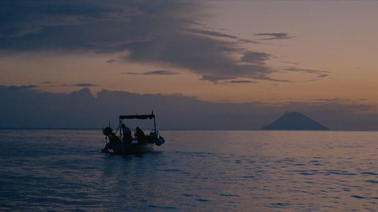 Barca di pescatori nel mare di Salina
