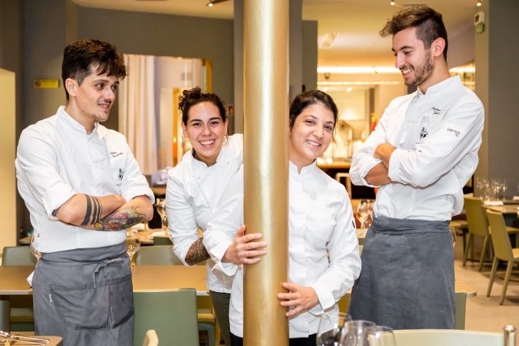 I magnifici quattro del Signum di Salina in trasferta a Identità Golose Milano fino a sabato 16 novembre: da sinistra il capopartita dei primi, Mattia Spalletta, la chef Martina Caruso, la pasticciera Sara Lopez e il sous chef Stefano Zanini