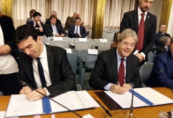 I ministri Maurizio Martina e Paolo Gentiloni ritratti mentre firmano alla Farnesina, martedì 15 marzo 2016, il Protocollo di collaborazione per la valorizzazione della cucina italiana di qualità all'estero

