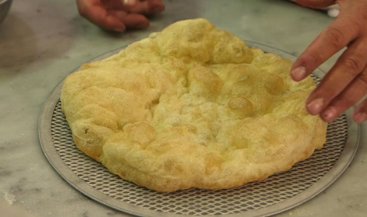 L'impasto cotto al vapore e poi fritto della Futuro di Marinara
