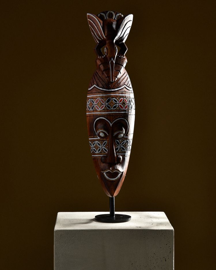 Maschere africane in legno, connessione tra il mondo dei vivi e il regno dei morti

