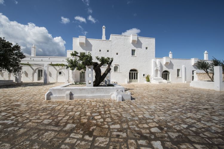La Masseria Le Carrube è una deliziosa struttura immersa nella campagna di Ostuni, a pochi km dal mare. È stata restaurata secondo i dettami dell’architettonica pugliese e prevede, oltre alle 19 stanze e alle due piscine riscaldate, un’esperienza nei profumi e nei colori tipici della macchia mediterranea