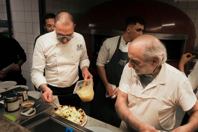 Massimiliano Prete in cucina con Corrado Assenza